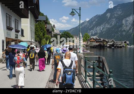 18/06/2019, Hallstatt, haute-Autriche, Autriche, Europe, foules de touristes sur les rives du lac Hallstatt. L'endroit est une destination de voyage préférée Banque D'Images