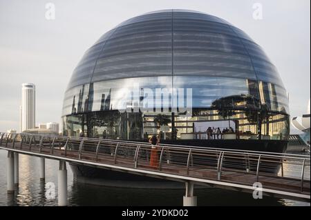 02.12.2020, Singapour, République de Singapour, Asie, Une vue de l'extérieur de la nouvelle boutique phare Apple sur le front de mer à Marina Bay Sands, whos Banque D'Images