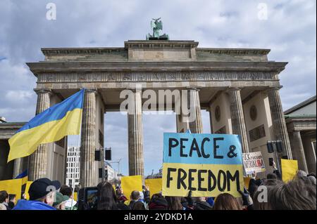 24.02.2024, Berlin, Allemagne, Europe, environ 2000 personnes participent à un rassemblement de protestation pro-ukrainien pacifique pour marquer le deuxième anniversaire de la Russ Banque D'Images