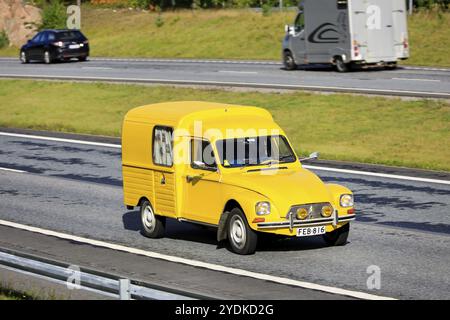 Jaune Citroën Acadiane, un petit véhicule commercial produit 1977-1987, à grande vitesse sur la route nationale finlandaise 1. Salo, Finlande. 13 septembre 2020 Banque D'Images