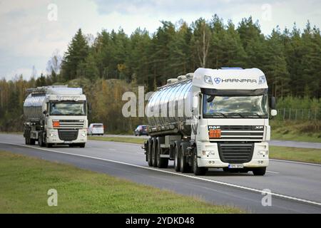 PAIMIO, FINLANDE, 30 SEPTEMBRE 2016 : deux camions semi-citernes DAF blancs sur autoroute en convoi. Le code ADR 33-1090 signifie acétone Banque D'Images