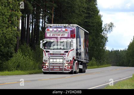 Salo, Finlande, 5 août 2018. Phares du camion SCANIA R580 rouge et blanc magnifiquement personnalisé de L. Retva sur route rurale sombre, Europe Banque D'Images