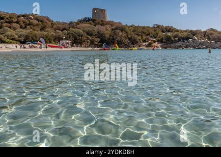 La belle plage de sable blanc de Cala Pira, Sardaigne, Italie Banque D'Images