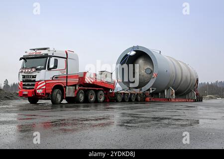 Forssa, Finlande, 16 mars 2019 : Sisu Polar Hauler 625 de Vuorsola Oy devant un silo de chargement surdimensionné. Longueur de transport 45 mètres, poids 156 tonnes Banque D'Images