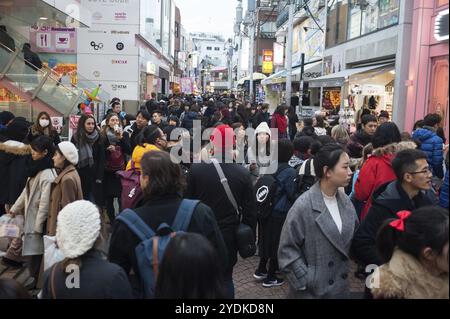 31.12.2017, Tokyo, Japon, Asie, foules de gens à travers Takeshita Dori à Harajuku, une zone piétonne avec des magasins principalement pour les jeunes, Asie Banque D'Images