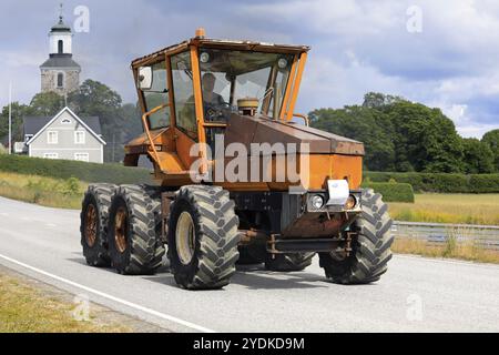 Kimito, Finlande. 6 juillet 2019. Tracteur Valmet 1502 à 6 roues unique, fabriqué en 1975-80 par Valmet finlandais sur Kimito Tractorkavalkad, défilé de tracteurs Banque D'Images