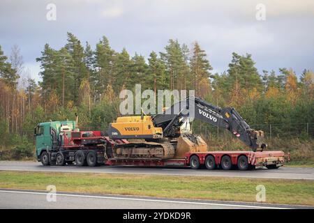 PAIMIO, FINLANDE, 23 OCTOBRE 2015 : Volvo FH Truck transporte une pelle hydraulique sur chenilles Volvo EC460 BLC. La pelle pèse 46 tonnes Banque D'Images