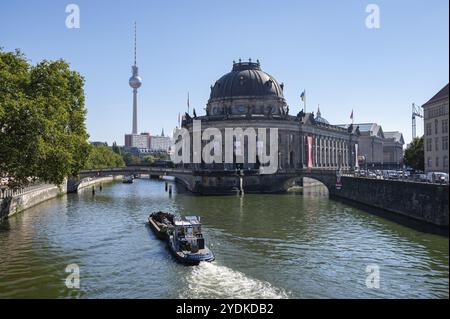 06.09.2023, Berlin, Allemagne, Europe, vue surélevée depuis le pont Monbijou sur les rives de la Spree avec un bateau sur la rivière devant la Bode Banque D'Images