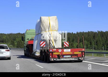 Green Scania semi-remorque transporte un objet industriel couvert de bâche comme charge longue sur l'autoroute par une journée ensoleillée, vue arrière. Paimio, Finlande, 18 mai 2018, Banque D'Images