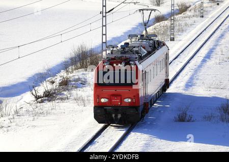 Véhicule d'inspection de voie Ttr99 MEERI du MERMEC italien en essai de diagnostic sur le chemin de fer côtier finlandais, arrivant à Salo, Finlande. 11 février 2022 Banque D'Images