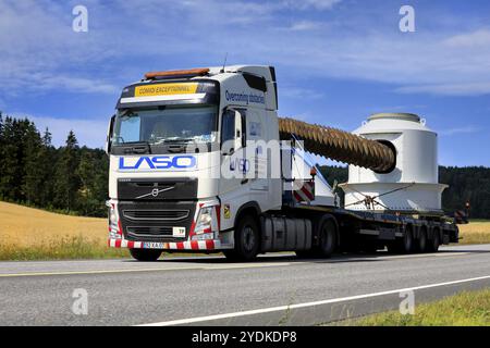 Charge exceptionnelle d'équipement industriel par semi-remorque blanche Volvo FH du portugais LASO Transportes sa, autoroute 52, Salo, Finlande. 22 juillet 2021 Banque D'Images