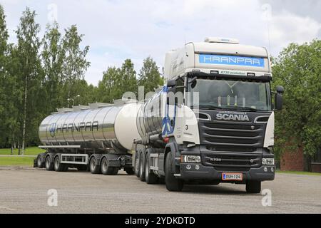 AANEKOSKI, FINLANDE, 20 JUIN 2015 : le camion-citerne SCANIA R730 Euro 6 quitte le parking public. Scania célèbre les champions de l'économie de carburant de toute l'Europe Banque D'Images