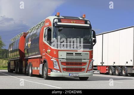 SALO, FINLANDE, 7 AOÛT 2016 : camion-citerne Volvo FH 500 coloré de Johns Rasmussen, Danemark garé sur le chantier asphalté d'un arrêt de camion au sud de fin Banque D'Images