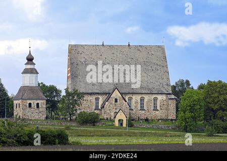 L'église médiévale graystone Sauvo, au sud de la Finlande, au début de l'automne. L'église a été construite entre 1460-1472 Banque D'Images