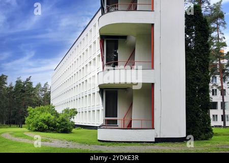 Le Sanatorium de Paimio, conçu par l'architecte finlandais Alvar Aalto et achevé en 1933, par une journée ensoleillée d'automne. Paimio, Finlande. 5 septembre 2020 Banque D'Images