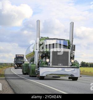 LUOPAJARVI, FINLANDE, 6 AOÛT 2015 : Peterbilt 359 année 1971 de Fredrik Biehl participe au convoi de camions au Power Truck Show 2015 à Alaharma, fin Banque D'Images