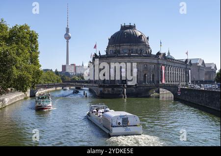 06.09.2023, Berlin, Allemagne, Europe, vue surélevée depuis le pont Monbijou sur les rives de la Spree avec des bateaux d'excursion sur la rivière devant Banque D'Images