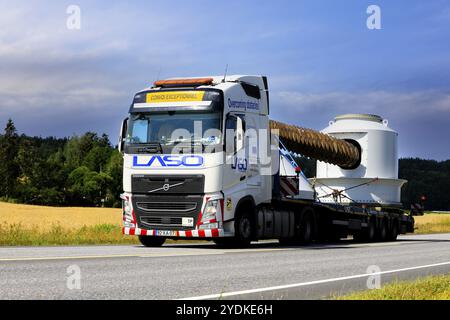 Charge exceptionnelle d'équipement industriel par semi-remorque blanche Volvo FH du portugais LASO Transportes sa, autoroute 52, Salo, Finlande. 22 juillet 2021 Banque D'Images