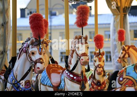 Chevaux de carrousel colorés sur un carrousel traditionnel sur le marché de Noël d'Helsinki, Helsinki, Finlande. 10 décembre 2019 Banque D'Images