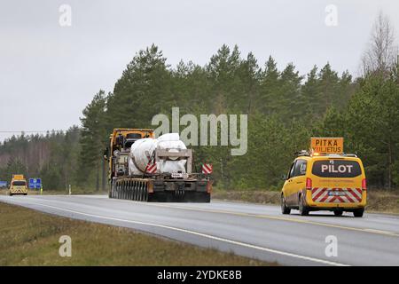 Le véhicule d'escorte Mercedes-Benz mène le transport de charge exceptionnel HOMME semi-remorque Bohnet GmbH sur l'autoroute 25 au port de Hanko. Raasepori, Fi. 17 janvier 20 Banque D'Images