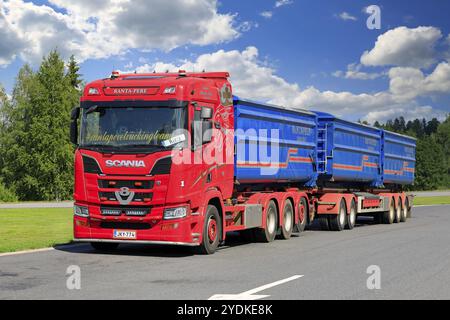 Rouge, personnalisé SCANIA R650 camion de Kuljetus Ranta-Pere Oy devant la remorque garée sur un arrêt de camion. Forssa, Finlande. 17 juillet 2020 Banque D'Images