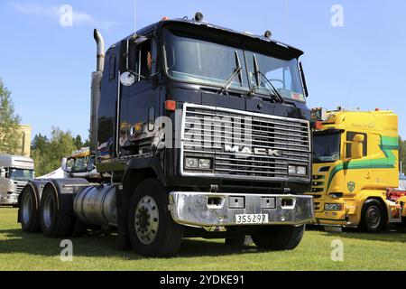 PORVOO, FINLANDE, 2 JUILLET 2016 : tracteur routier noir Mack MH Ultraliner exposé lors de la réunion Riverside Truck à Porvoo, Finlande, Europe Banque D'Images