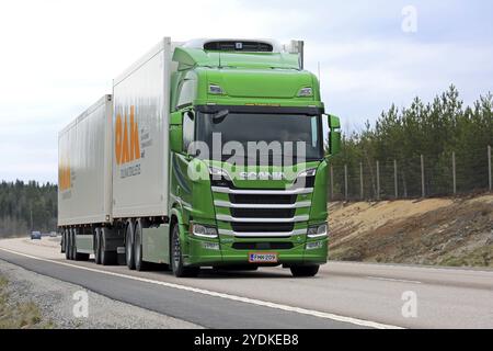 VAAJAKOSKI, FINLANDE, 19 MAI 2017 : Green Next Generation SCANIA R580 combinaison de remorques frigorifiques Oulun Autokuljetus Oy transporte des marchandises le long de Highw Banque D'Images