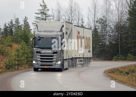 LOHJA, FINLANDE, le 24 NOVEMBRE 2016 : la nouvelle combinaison de camions-remorques Scania R500 de nouvelle génération sur la route un jour de pluie en novembre. Scania Oy présente Banque D'Images