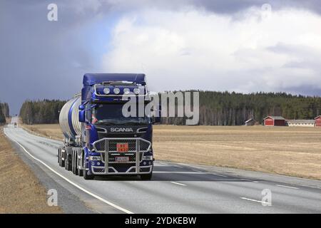 JOKIOINEN, FINLANDE, 23 AVRIL 2017 : camion-citerne Scania R580 bleu foncé avec barre de taureau dans ADR transport le long de la route droite à travers le paysage rural dans le sud de Banque D'Images