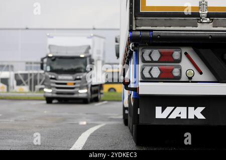 Turku, Finlande. 23 août 2019. Remorque VAK et camion de livraison P340 alimenté par gaz Scania CNG/CGB, flou dans la caméra. Scania en Finlande 70 ans de tournée Banque D'Images