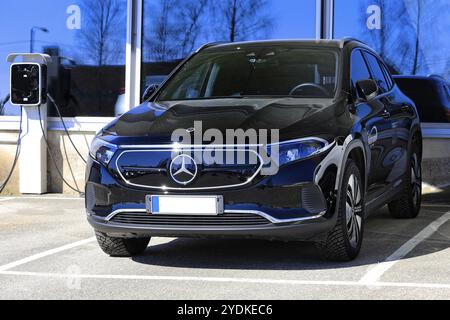 Noir Mercedes-Benz EQA 250 batterie SUV électrique année 2023 avec chargeur DEFA EV. Salo, Finlande. 10 avril 2023 Banque D'Images