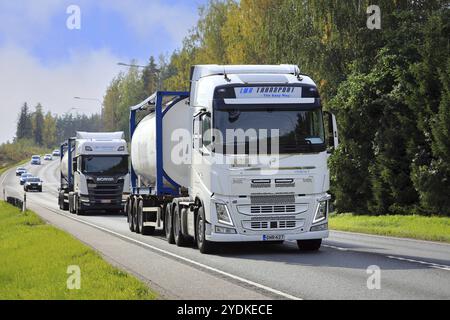 Camions blancs Volvo FH et Scania de LWG transport Oy transportant des conteneurs-citernes Bruhn Spedition le long de l'autoroute. Raasepori, Finlande. 22 septembre 2023 Banque D'Images