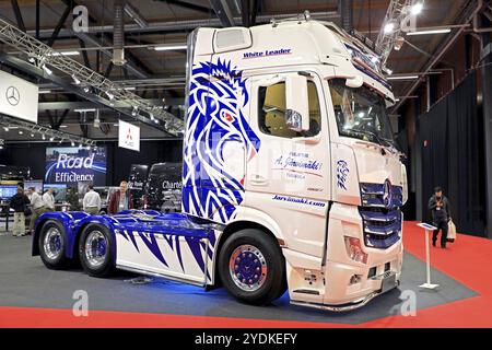 JYVASKYLA, FINLANDE, 18 MAI 2017 : Mercedes-Benz Actros White leader of Kuljetus A. Jarvimaki Oy exposé sur Kuljetus 2017, un événement professionnel pour Banque D'Images