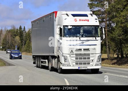 Semi-remorque blanche Volvo FH Drewing transporte des marchandises le long de l'autoroute par une journée ensoleillée du printemps. Jokioinen, Finlande. 29 avril 2021 Banque D'Images