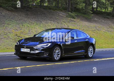 NUMMELA, FINLANDE, 21 JUILLET 2017 : berline de luxe Tesla Model S noire avec le nouveau look sur l'autoroute d'été dans le sud de la Finlande Banque D'Images