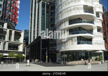 16 Sep 2018, Sydney, Nouvelle-Galles du Sud, Australie, vue des bâtiments résidentiels modernes de la résidence Anadara, des tours de bureaux et des restaurants le long de la Banque D'Images