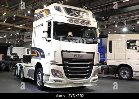 JYVASKYLA, FINLANDE, 18 MAI 2017 : le nouveau camion blanc DAF XF 510 Nordic Edition exposé sur Kuljetus 2017, un événement professionnel pour le transport A. Banque D'Images