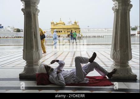 22.07.2011, Amritsar, Pendjab, Inde, croyant sikh au Temple d'Or, le plus haut sanctuaire des Sikhs, Asie Banque D'Images