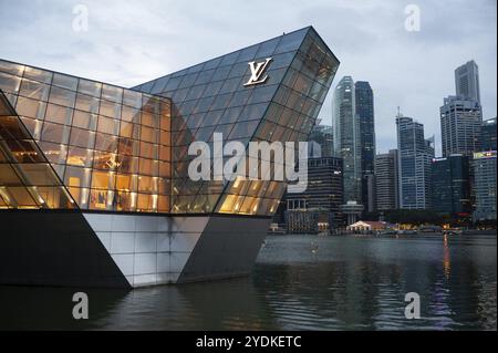 14.12.2018, Singapour, République de Singapour, Asie, Louis Vuitton boutique de luxe à Marina Bay avec l'horizon du quartier des affaires dans le dos Banque D'Images