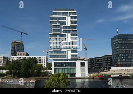 24.06.2019, Berlin, Allemagne, Europe, vue sur les hauteurs résidentielles de luxe sur les rives de la Spree à Berlin-Friedrichshain, Europe Banque D'Images