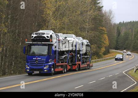 SALO, FINLANDE, le 22 OCTOBRE 2016 : Mercedes-Benz Actros transporte de nouvelles voitures M-B le long de la route d'automne dans le sud de la Finlande Banque D'Images