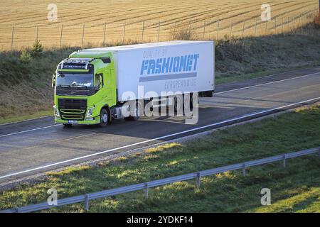 SALO, FINLANDE, 18 OCTOBRE 2015 : semi-camion Volvo FH 500 vert lime sur autoroute. Volvo Trucks lance un service de positionnement pour les transports urgents Banque D'Images