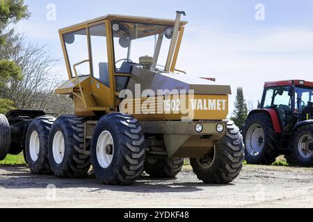 Tracteur Valmet 1502 à 6 roues unique, fabriqué en 1975-80 par le finlandais Valmet Oy. Seuls 28 véhicules ont été fabriqués. Somero, Finlande. 14 mai 2022 Banque D'Images