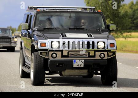 SOMERO, FINLANDE, 5 AOÛT 2017 : Black Hummer H2 SUV ou camion léger se déplace le long de l'autoroute sur la croisière de voiture Maisemaruise 2017 à Tawastia proprement dit, en Finlande. P Banque D'Images