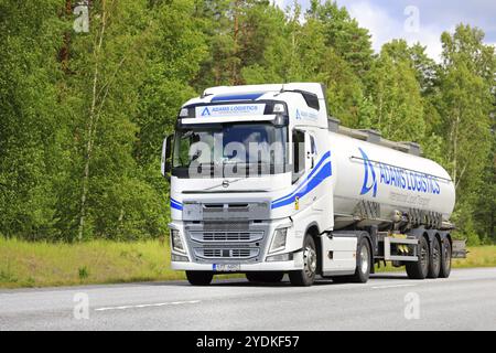 Blanc bleu Volvo FH 420 semi-citerne camion Adams Logistics transporte la charge le long de l'autoroute. Raasepori, Finlande. 7 juillet 2023 Banque D'Images