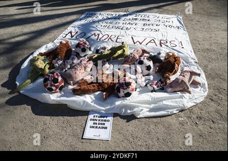 07/03/2022, Berlin, Allemagne, Europe, une installation avec des animaux en peluche tachés de sang et des jouets sur une bannière au sol lors d'une manifestation devant o Banque D'Images