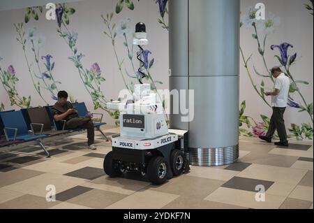 31.07.2023, Singapour, République de Singapour, Asie, Un robot de police entièrement automatisé se trouve à une station de charge du terminal T4 de Singapore Changi Int Banque D'Images