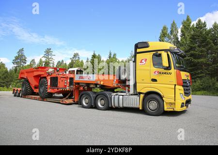 LEMPAALA, FINLANDE, 6 JUILLET 2017 : Mercedes-Benz Actros 3351 de Silvasti Heavy Hauls camion souterrain Sandvik TH550 sur remorque à col de cygne sur asphalte Banque D'Images