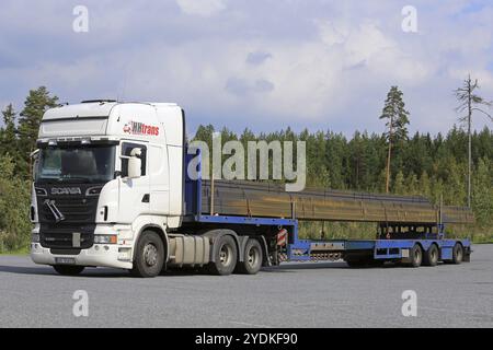 ORIVESI, FINLANDE, 1er SEPTEMBRE 2016 : le semi-camion blanc SCANIA R620 de HH TRANS transporte des poutres de fer le long de la route Banque D'Images