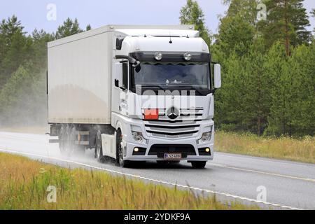 Semi-remorque Mercedes-Benz Actros blanche K Grahn transporte des charges sur l'autoroute 25 par un jour pluvieux de l'été. Raasepori, Finlande. 5 juillet 2019 Banque D'Images